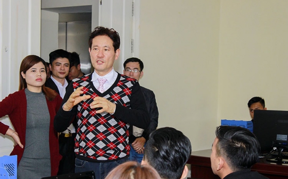 Giám đốc Asian Vina sang trường Chung-ang thăm các em